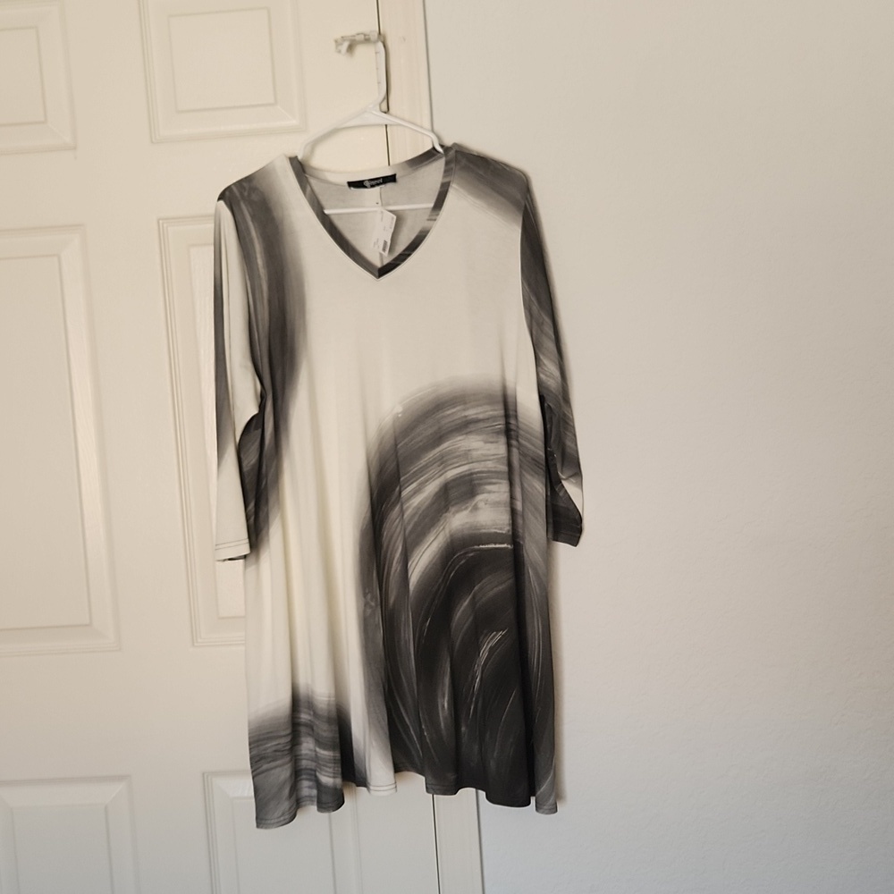 Q'neel White & Gray Abstract Art Top Size 18